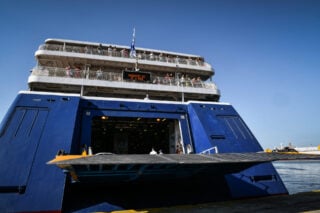 Τηλεφώνημα για βόμβα στο Blue Star 2 με πάνω από 1.000 επιβαίνοντες: Πλέει εκτάκτως για το λιμάνι του Λαυρίου