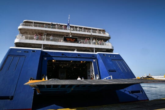 Τηλεφώνημα για βόμβα στο Blue Star 2 με πάνω από 1.000 επιβαίνοντες: Πλέει εκτάκτως για το λιμάνι του Λαυρίου