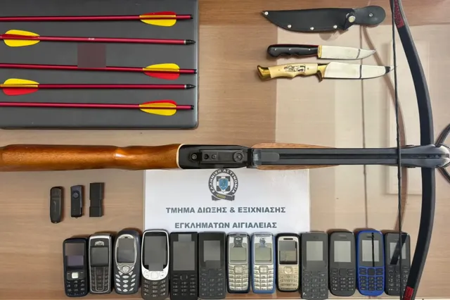 Αίγιο: Μαχαίρια, τόξο και 13 κινητά στο σπίτι του καταζητούμ