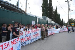 Δυναμική συγκέντρωση εκπαιδευτικών στο Υπ. Παιδείας – Καταγγέλλουν δραστικές περικοπές στους διορισμούς [εικόνες – βίντεο]