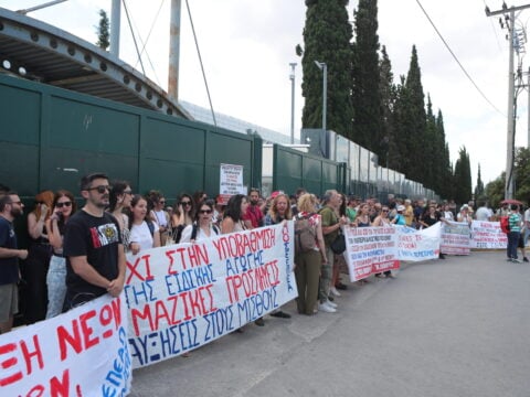 Δυναμική συγκέντρωση εκπαιδευτικών στο Υπ. Παιδείας – Καταγγέλλουν δραστικές περικοπές στους διορισμούς [εικόνες – βίντεο]