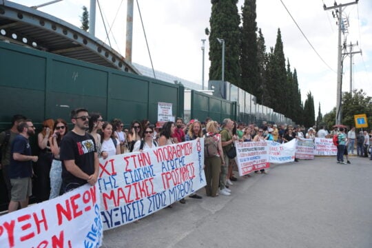Δυναμική συγκέντρωση εκπαιδευτικών στο Υπ. Παιδείας – Καταγγέλλουν δραστικές περικοπές στους διορισμούς [εικόνες – βίντεο]