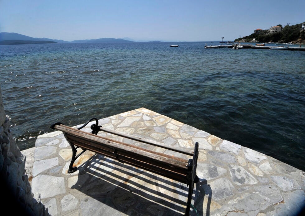 Δημοσκόπηση Alco: Λιγότεροι Έλληνες θα πάνε φέτος διακοπές – Σε χειρότερη οικονομική κατάσταση ένας στους δύο