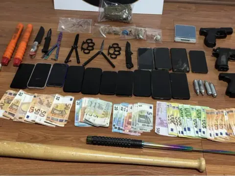 Αποκαλυπτικοί διάλογοι της συμμορίας που πουλούσε ναρκωτικά σε ανήλικους: «Μπρο, στήνω 10 δουλειές να κόβω 10 χιλιάρικα τον μήνα»