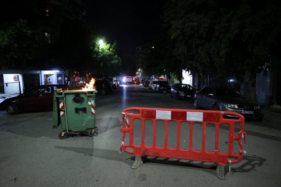 Λάρισα: Επεισόδια μετά την πορεία οπαδών της ΑΕΛ έξω από το σπίτι του μεγαλομετόχου της ΠΑΕ [εικόνες – βίντεο]