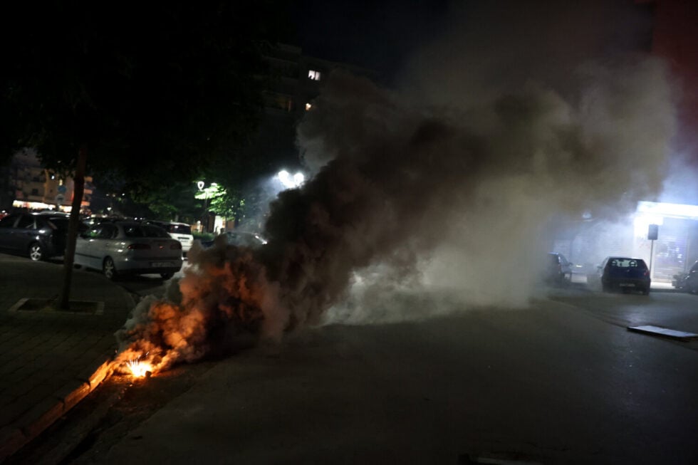 Λάρισα: Επεισόδια μετά την πορεία οπαδών της ΑΕΛ έξω από το σπίτι του μεγαλομετόχου της ΠΑΕ [εικόνες – βίντεο]