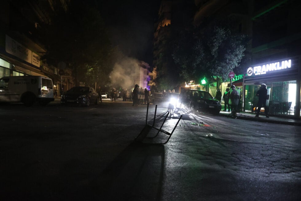 Λάρισα: Επεισόδια μετά την πορεία οπαδών της ΑΕΛ έξω από το σπίτι του μεγαλομετόχου της ΠΑΕ [εικόνες – βίντεο]