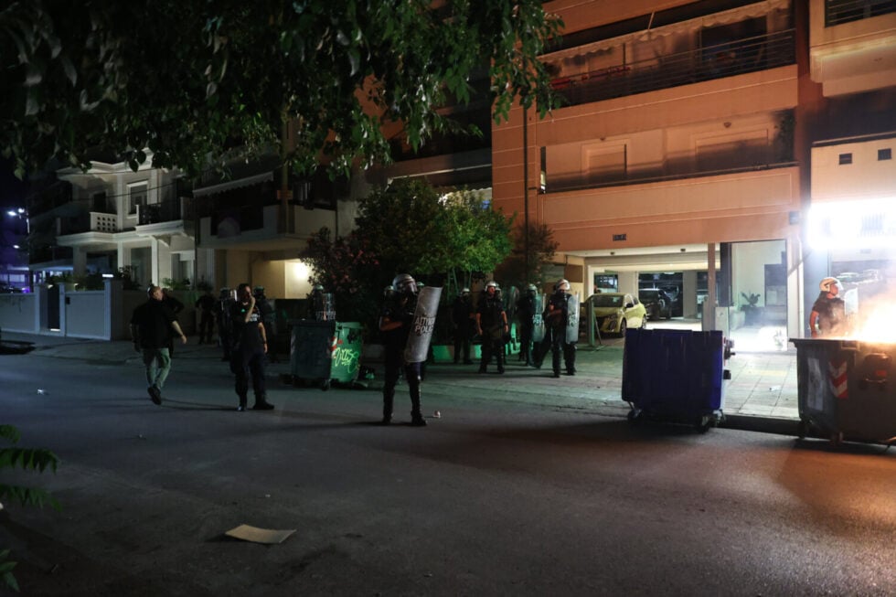 Λάρισα: Επεισόδια μετά την πορεία οπαδών της ΑΕΛ έξω από το σπίτι του μεγαλομετόχου της ΠΑΕ [εικόνες – βίντεο]