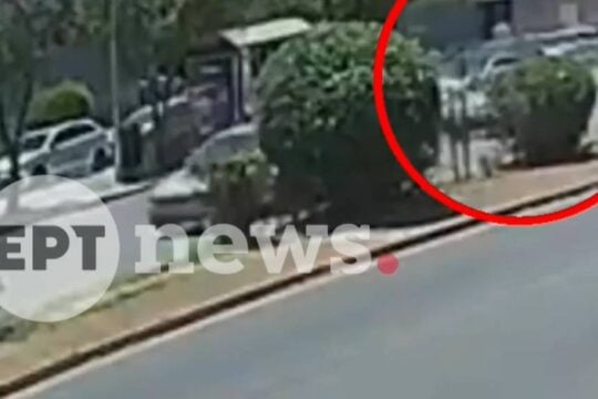 Χολαργός: Οδηγός προκάλεσε καραμπόλα και επιχείρησε να διαφύγει με λεωφορείο – Βίντεο από το σημείο