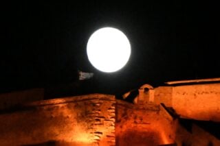 Μάγεψε το εντυπωσιακό «Φεγγάρι της φράουλας» [εικόνες-βίντεο]