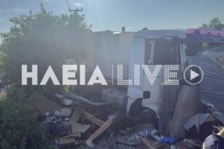 Το φορτηγό που έπεσε σε αποθήκη στα Λεχαινά Ηλείας / ilialive.gr