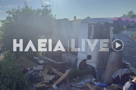 Το φορτηγό που έπεσε σε αποθήκη στα Λεχαινά Ηλείας / ilialive.gr
