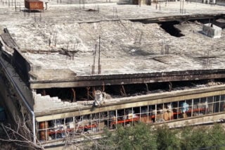 Κατέρρευσε πλήρως η οροφή του εργοστασίου στο Αιγάλεω – Για πάνω από 24 ώρες συνεχίζεται η επιχείρηση κατάσβεσης [βίντεο]