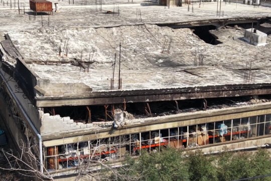 Κατέρρευσε πλήρως η οροφή του εργοστασίου στο Αιγάλεω – Για πάνω από 24 ώρες συνεχίζεται η επιχείρηση κατάσβεσης [βίντεο]