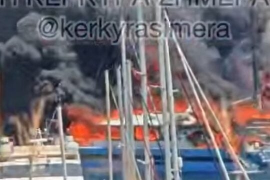 Φωτιά στο λιμάνι Παξών: Τουριστικά σκάφη τυλίχθηκαν στις φλόγες [βίντεο]