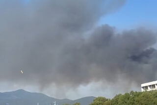 Θεσσαλονίκη: Σε ύφεση η πυρκαγιά στην Περαία – Αποπνικτική ατμόσφαιρα από καμένα ελαστικά και σκουπίδια [βίντεο]