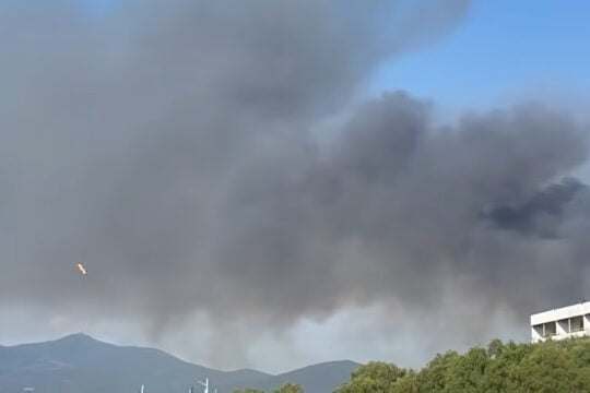 Θεσσαλονίκη: Σε ύφεση η πυρκαγιά στην Περαία – Αποπνικτική ατμόσφαιρα από καμένα ελαστικά και σκουπίδια [βίντεο]
