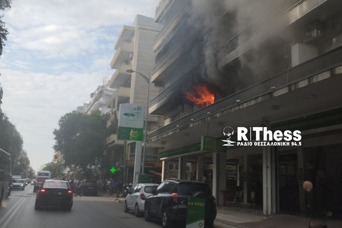 Φωτιά σε διαμέρισμα στη Θεσσαλονίκη – Απεγκλωβίστηκαν δύο άτ