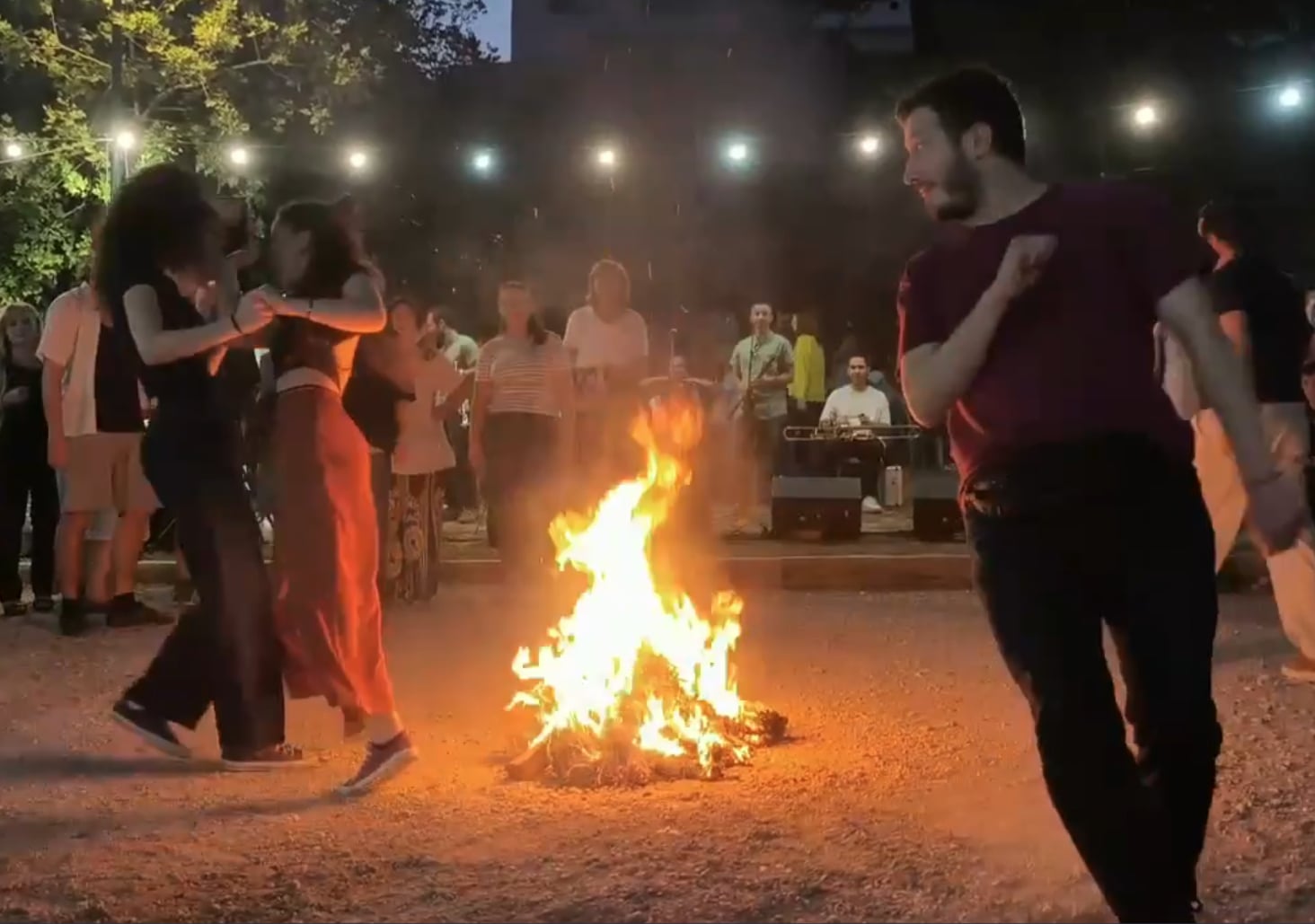 Διονυσιακό γλέντι με το έθιμο του Κλήδονα: Άλματα πάνω από φωτιές, χορός και ψητά [βίντεο]