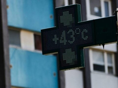 «Ωμέγα Μπλοκ»: Το φαινόμενο που προκαλεί τον φονικό καύσωνα στην Ευρώπη – 46 νεκροί από πνιγμό [εικόνες – βίντεο]
