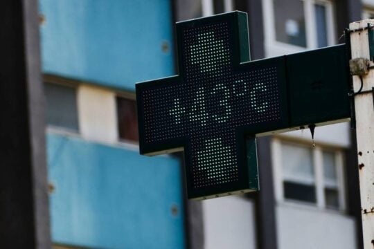 «Ωμέγα Μπλοκ»: Το φαινόμενο που προκαλεί τον φονικό καύσωνα στην Ευρώπη – 46 νεκροί από πνιγμό [εικόνες – βίντεο]