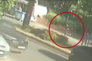 Η στιγμή που σωφρονιστικοί υπάλληλοι κυνηγούν τον δραπέτη από τις φυλακές Κορυδαλλού / ΣΚΑΪ / Glomex