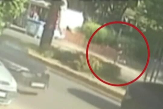 Η στιγμή που σωφρονιστικοί υπάλληλοι κυνηγούν τον δραπέτη από τις φυλακές Κορυδαλλού / ΣΚΑΪ / Glomex