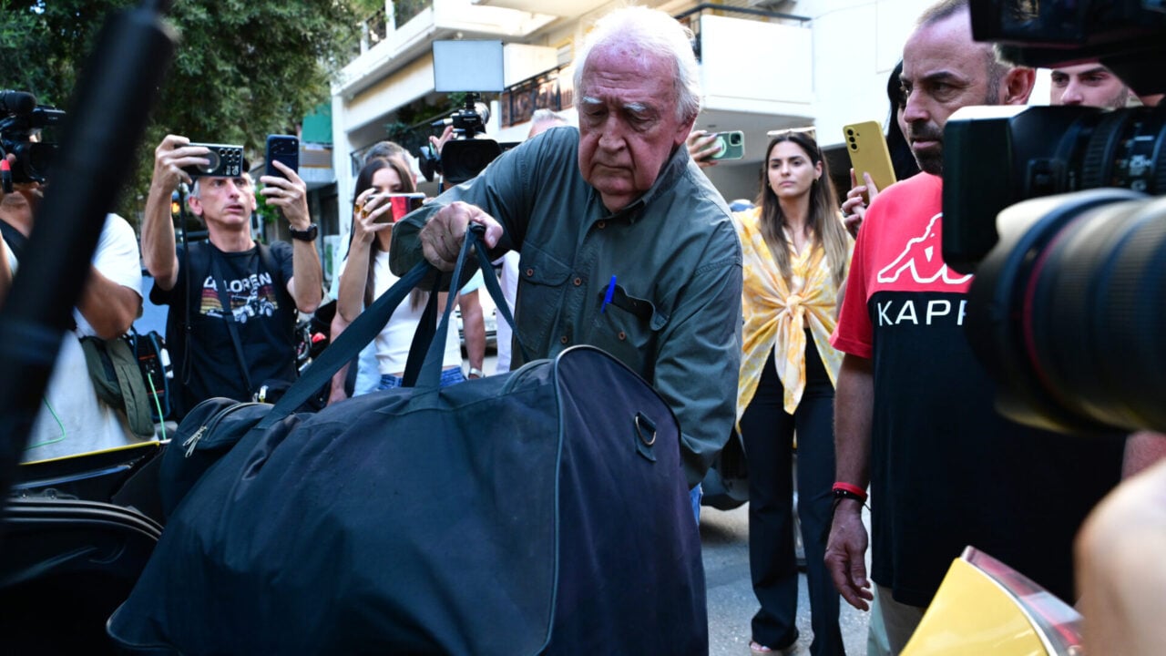 Ο Αλέξανδρος Γιωτόπουλος μεταφέρεται στις φυλακές Κορυδαλλού, μετά την απόφαση του Αρείου Πάγου [εικόνες – βίντεο]