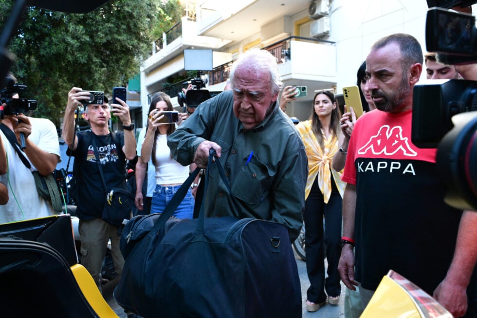 Ο Αλέξανδρος Γιωτόπουλος μεταφέρεται στις φυλακές Κορυδαλλού, μετά την απόφαση του Αρείου Πάγου [εικόνες – βίντεο]