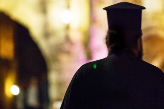 Θεσσαλονίκη: Στο αυτόφωρο κληρικός που επιτέθηκε στην πεθερά του