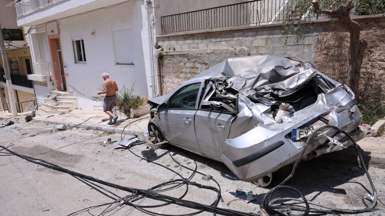 «Ντόμινο» οχημάτων στην Ηλιούπολη: Πώς έγινε το πρωτοφανές τροχαίο – Η τρελή πορεία του φορτηγού [βίντεο]