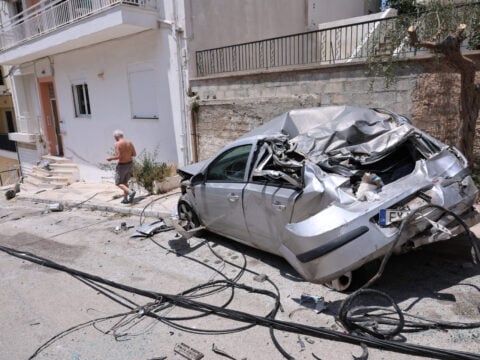 «Ντόμινο» οχημάτων στην Ηλιούπολη: Πώς έγινε το πρωτοφανές τροχαίο – Η τρελή πορεία του φορτηγού [βίντεο]