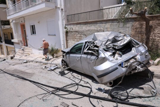«Ντόμινο» οχημάτων στην Ηλιούπολη: Πώς έγινε το πρωτοφανές τροχαίο – Η τρελή πορεία του φορτηγού [βίντεο]