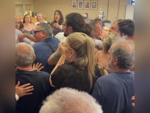 Σε ρινγκ μετατράπηκε το δημοτικό συμβούλιο Ηλιούπολης / ilioupolitimes.gr