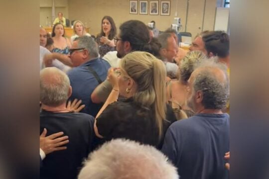 Σε ρινγκ μετατράπηκε το δημοτικό συμβούλιο Ηλιούπολης / ilioupolitimes.gr
