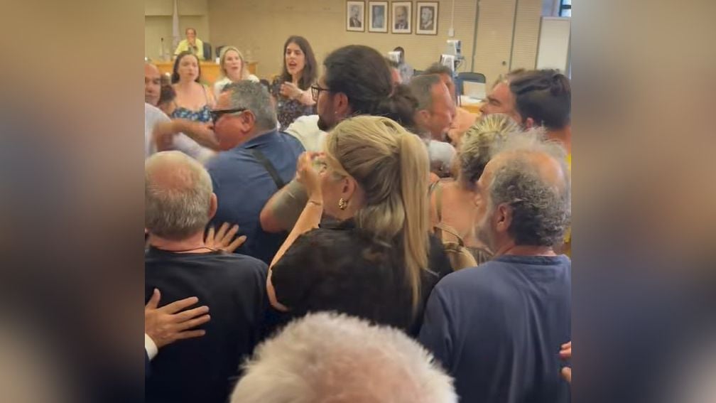 Ηλιούπολη: Σε ρινγκ μετατράπηκε το δημοτικό συμβούλιο – Πιάσ