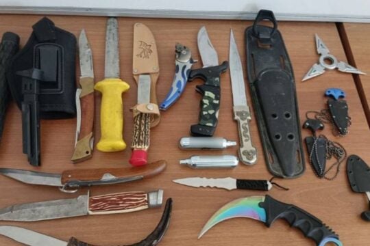 Νέα Ερυθραία: Εντοπίστηκε οπλοστάσιο μετά από καταγγελία για ενδοοικογενειακή βία – Συνελήφθη 44χρονος