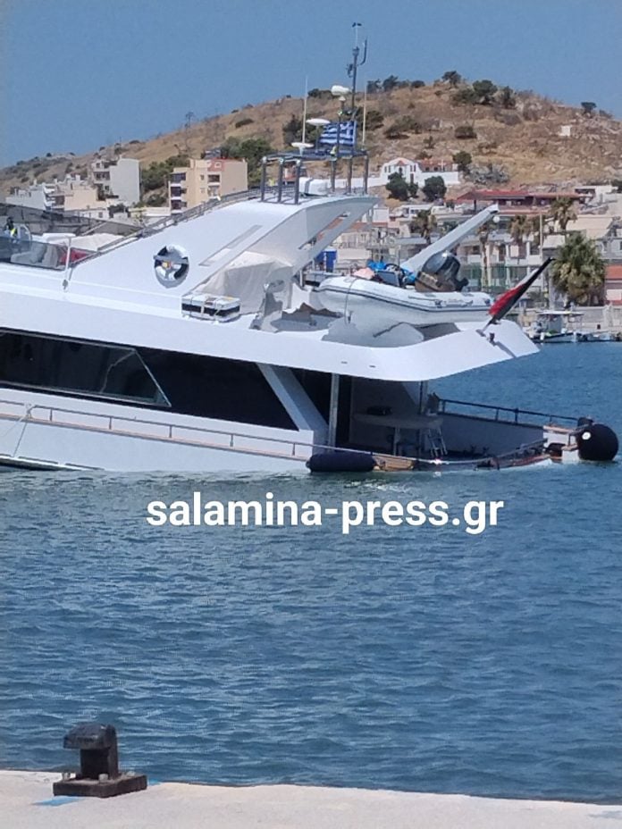 Μερική βύθιση θαλαμηγού στη Σαλαμίνα: Επιχείρηση του Λιμενικού [εικόνες – βίντεο]
