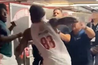 Χάος στα αποδυτήρια του ΣΕΦ: Η στιγμή που ο Τζόουνς γρονθοκόπησε τον Ναν [βίντεο]
