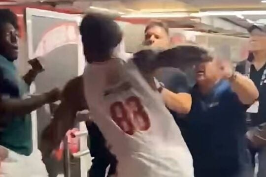 Χάος στα αποδυτήρια του ΣΕΦ: Η στιγμή που ο Τζόουνς γρονθοκόπησε τον Ναν [βίντεο]