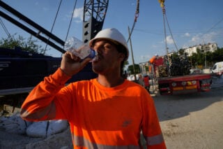 Καύσωνας: Σε κόκκινο κλοιό η Ευρώπη – Θερμοκρασίες ρεκόρ, σε κατάσταση συναγερμού εκατομμύρια άνθρωποι