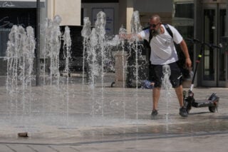 Ευρωπαϊκή τραγωδία από τον καύσωνα: Πάνω από 1.000 θάνατοι στη Γαλλία – «Λιώνουν» δρόμοι, δραματικά ρεκόρ θερμοκρασίας