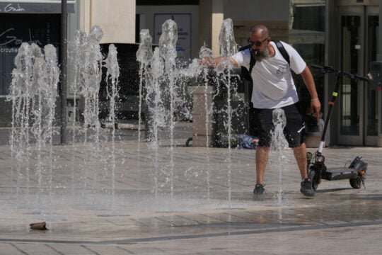 Ευρωπαϊκή τραγωδία από τον καύσωνα: Πάνω από 1.000 θάνατοι στη Γαλλία – «Λιώνουν» δρόμοι, δραματικά ρεκόρ θερμοκρασίας