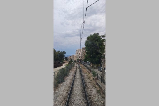 «Έμφραγμα» στον ΟΣΕ: Κόπηκε το καλώδιο της ηλεκτροδότησης – Καθυστερήσεις και ματαιώσεις δρομολογίων τρένων και προαστιακού