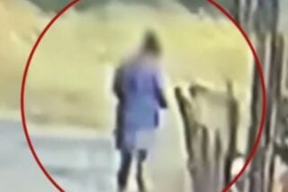 Η στιγμή που η 43χρονη γυναίκα βάζει φωτιά στην Κερατέα / ANT1 / Glomex