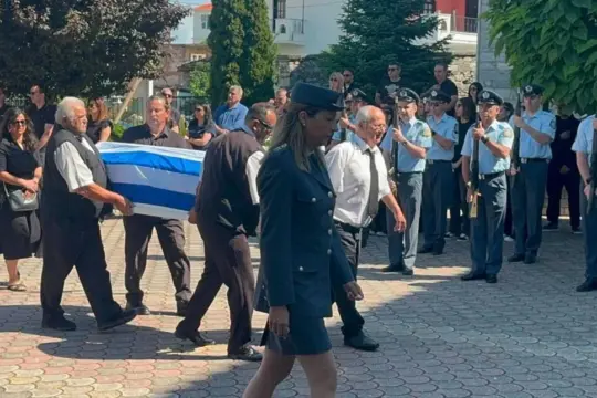 Γυναικοκτονία στη Δράμα: Σε κλίμα οδύνης η κηδεία της 45χρονης Αντιγόνης [βίντεο]