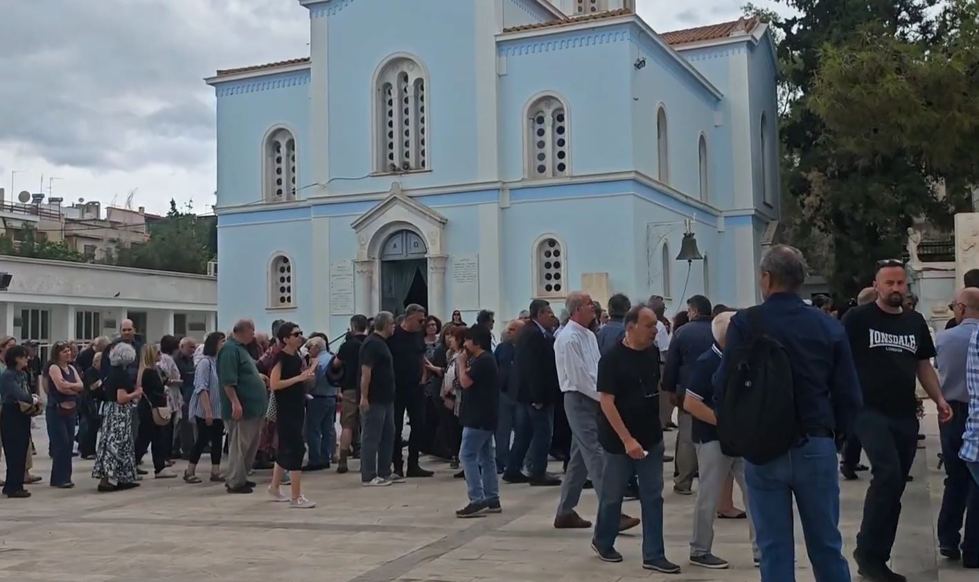 Νίκος Σερβετάς: Σε κλίμα συγκίνησης το τελευταίο «αντίο» στον δημοσιογράφο [βίντεο]