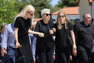Η σύζυγος και οι κόρες του Γιώργου Σουφλιά (ΓΙΑΝΝΗΣ ΠΑΝΑΓΟΠΟΥΛΟΣ / EUROKINISSI)