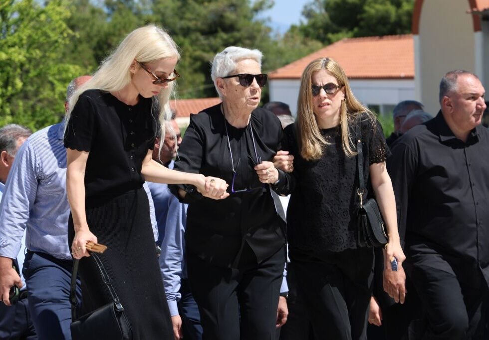 Η σύζυγος και οι κόρες του Γιώργου Σουφλιά (ΓΙΑΝΝΗΣ ΠΑΝΑΓΟΠΟΥΛΟΣ / EUROKINISSI)
