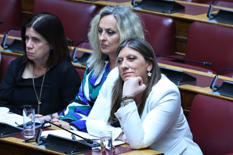 Άρση ασυλίας Κωνσταντοπούλου: Τρίτη αναβολή και με «γαλάζιες» ψήφους – «Μας διέσπασε η Ζωή» είπε βουλευτής της Ν.Δ.